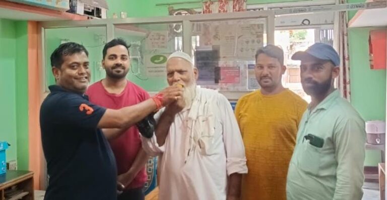 मगहर मे हाईवे ओवरब्रिज स्वीकृत होने पर लोगों में खुशी की लहर, बांटी गई मिठाई