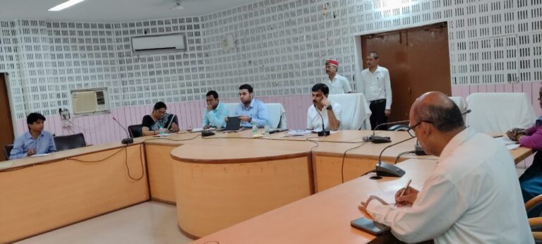 जिलाधिकारी ने विद्यालयों की स्थिति की समीक्षा 15 सितम्बर तक टॉयलेट निर्माण अनिवार्य, लापरवाही पर रुकेगा वेतन