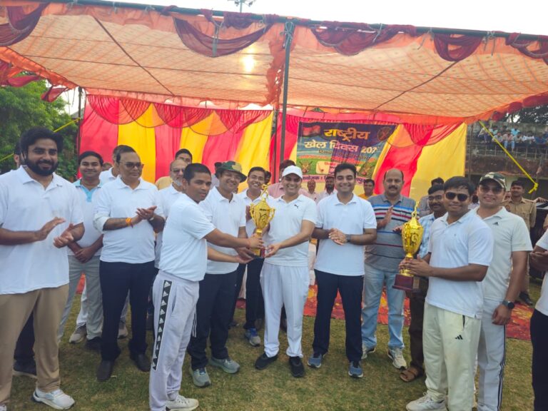 राष्ट्रीय खेल दिवस पर खेलो के प्रति जागरूकता बढ़ाए जाने हेतु प्रशासन एकादश एवं पुलिस एकादश में हुआ फ्रेंडली क्रिकेट मैच