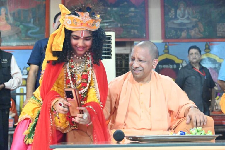नंद घर आनंद भयो, जय कन्हैया लाल की…