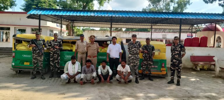डीएम की सख्ती का दिखने लगा असर, भारत नेपाल सीमा पर ज़ब्त की गई 70 बोरी उर्वरक