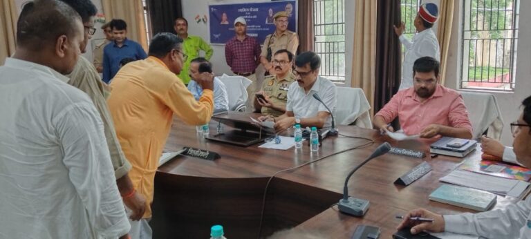 तहसील बैरिया में संपूर्ण समाधान दिवस पर डीएम और एसपी ने सुनी जनसमस्याएं66 आवेदन पत्र आए, 05 का हुआ मौके पर निस्तारण