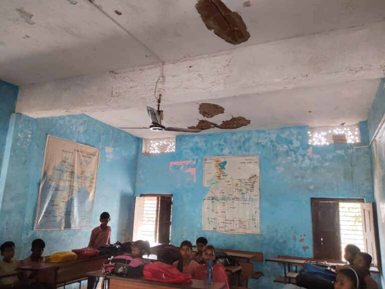 जर्जर भवन बना खतरा, 151 बच्चों की जिंदगी पर मंडरा रहा संकट