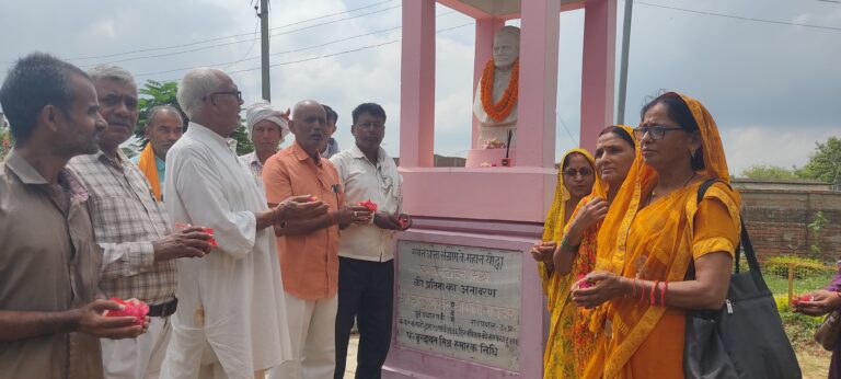 बलिया बलिदान दिवस पर सेनानी पं. वृंदावन मिश्रा की प्रतिमा पर पुष्प अर्पित