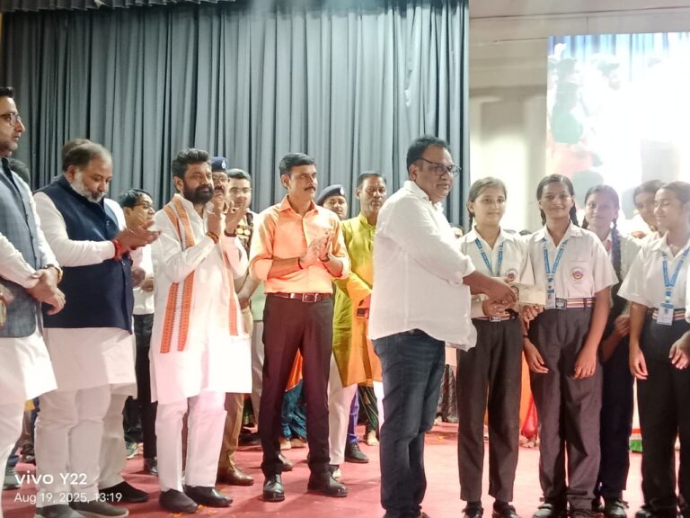 बलिया बलिदान दिवस पर स्वतंत्रता सेनानियों को नमन, तीन मंत्रियों ने किया भव्य कार्यक्रम का शुभारंभ