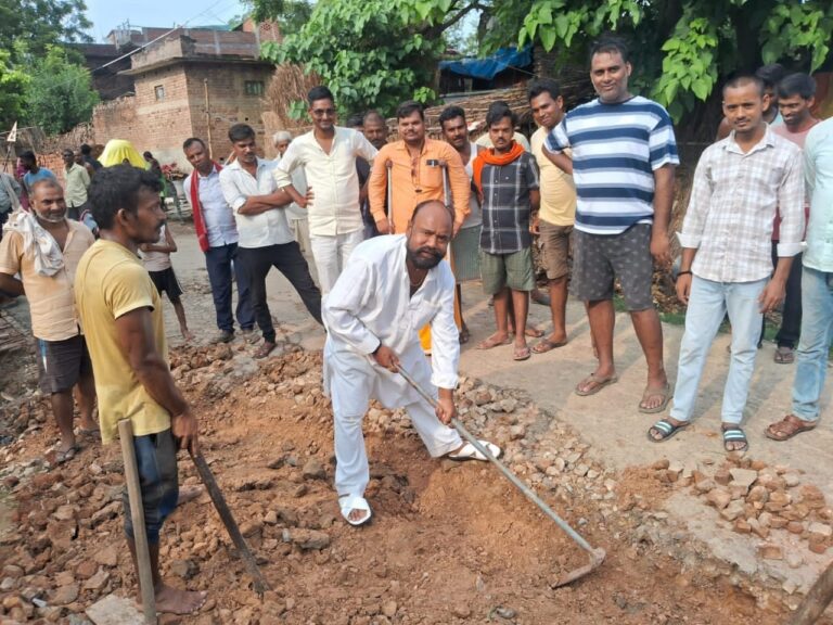 20 वर्षों से जलजमाव की समस्या से जूझ रहे बगीचा टोला के लोग, पूर्व प्रधान प्रतिनिधि ने दिखाई पहल
