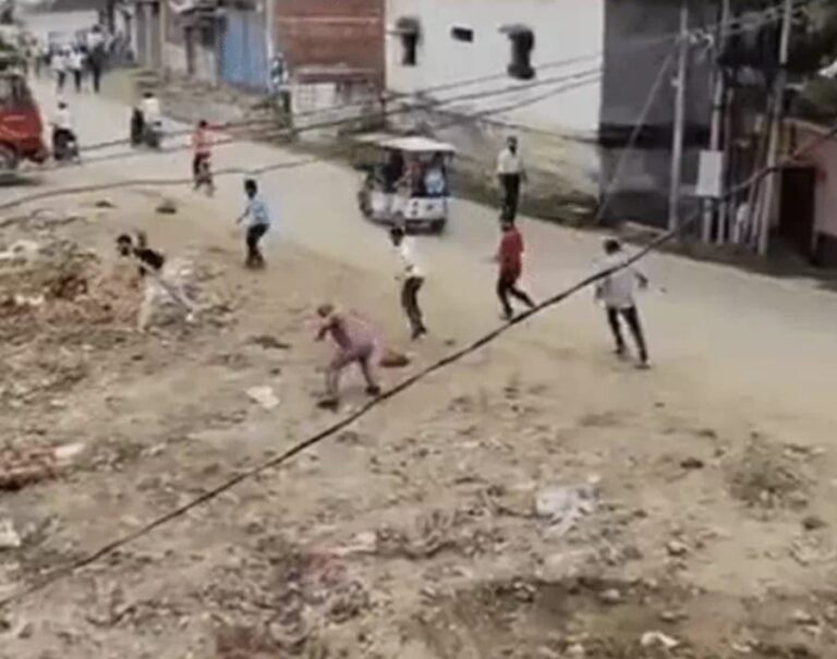 जमीन के विवाद में 2 पक्षों ने की मारपीट जान बचाने के लिए भागते रहे लोग