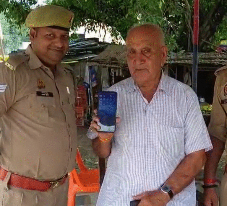 खोया मोबाइल मिलने से खुश वृद्ध ने पुलिस को दिया धन्यवाद