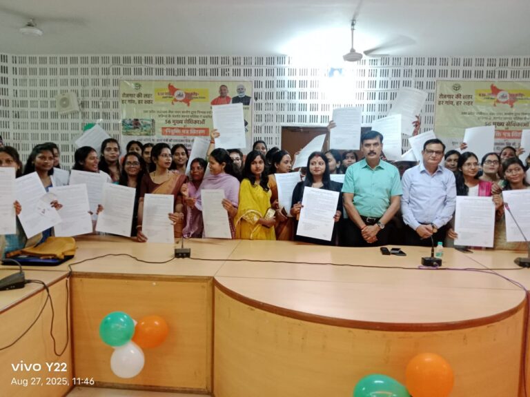 जिले के 56 मुख्य सेविकाओं को सौंपे गए नियुक्ति पत्र, जिलाधिकारी ने दी शुभकामनाएं