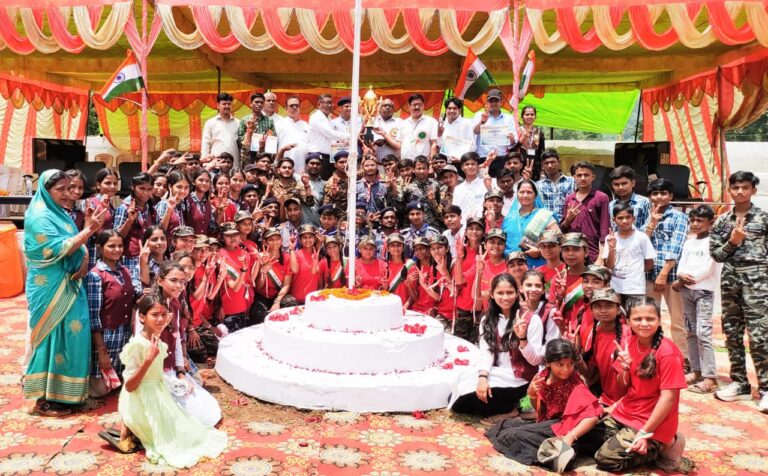 सान्दीपनि मॉडल स्कूल ने जीता प्रथम स्थान, शिक्षकों को मिला सम्मान