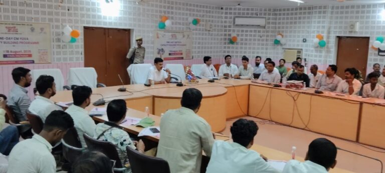 बलिया में सीएम युवा उद्यमी विकास अभियान पर कार्यशाला, 100 युवाओं ने लिया हिस्सा