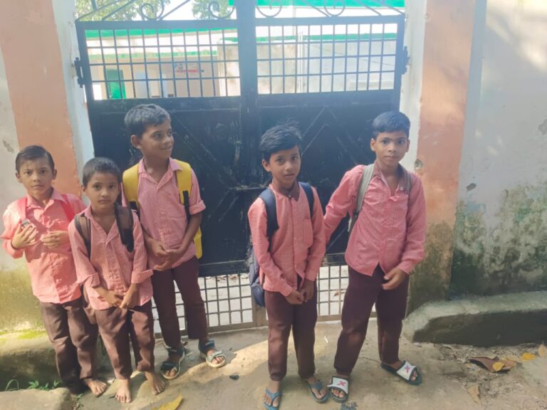 समय से नहीं पहुंचे विद्यालय में अध्यापक कैसे हो पढ़ाई
