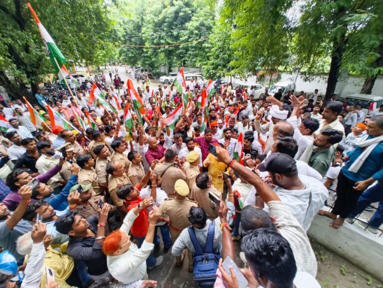 अपनी मांगों को लेकर पूर्वांचल छात्र संघर्ष समिति का तिरंगा मार्च