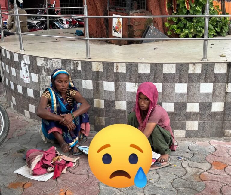 नवजात का शव लेकर डीएम ऑफिस पहुंची मां