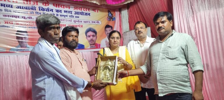 जवाबी कीर्तन के कलाकारो को श्री गणेश जी का प्रतिमा भेंट कर सम्मानित किया गया
