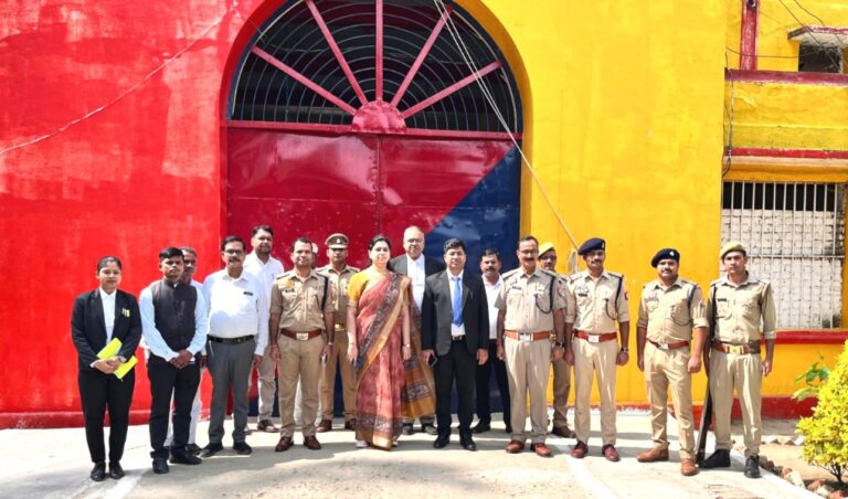 देवरिया जिला कारागार का डीएम और एसपी ने किया निरीक्षण, सुरक्षा व सुविधाओं को लेकर दिए निर्देश