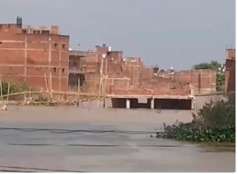 बलिया में गंगा नदी तीसरी बार खतरे के निशान से ऊपर