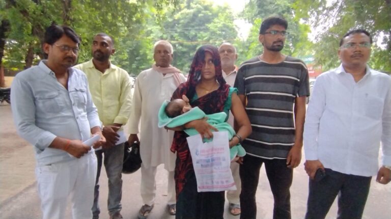 मासूम को गोद में लेकर डीएम कार्यालय पहुंची माँ