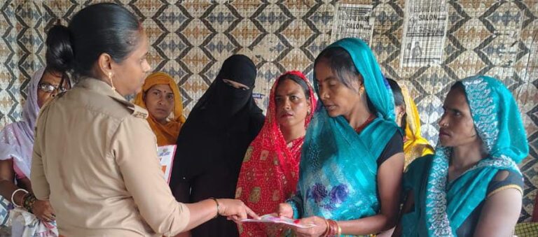 महिलाओं को किया गया जागरूक, बताए गए हेल्पलाइन नंबर