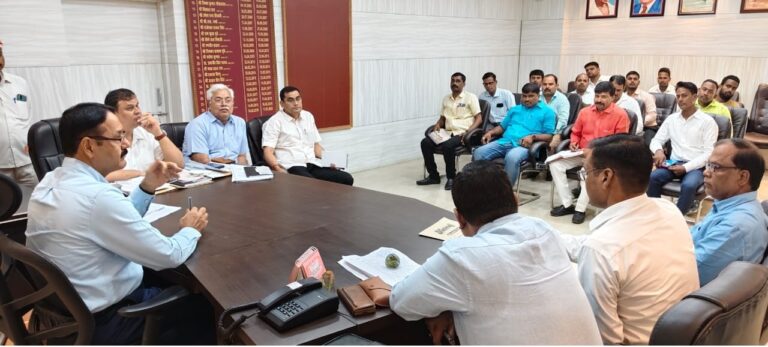 जिलाधिकारी ने सुनी रोजगार सेवकों की समस्याएं, जल्द समाधान का भरोसा