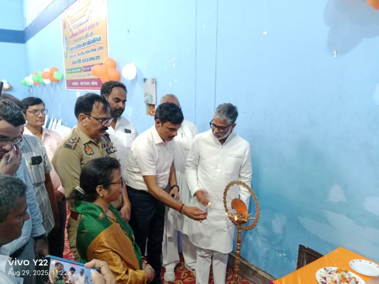 नीरज शेखर व डीएम ने खिलाड़ियों को दिलाई फिटनेस की शपथ