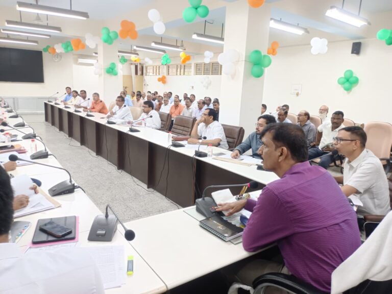 त्रिस्तरीय पंचायत निर्वाचन 2025 के वृहद पुनरीक्षण की बैठक डीएम की अध्यक्षता में संपन्न