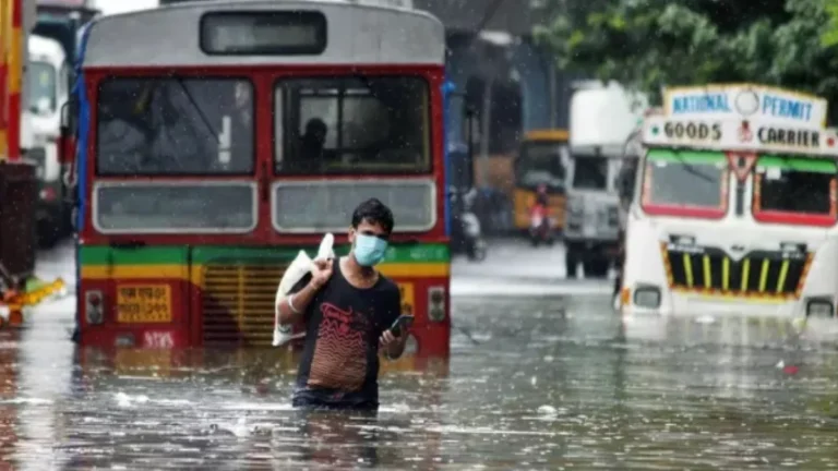 मुंबई में बाढ़ का कहर: भारी बारिश से जनजीवन अस्त-व्यस्त, डिप्टी सीएम एकनाथ शिंदे ने दिए मदद के निर्देश
