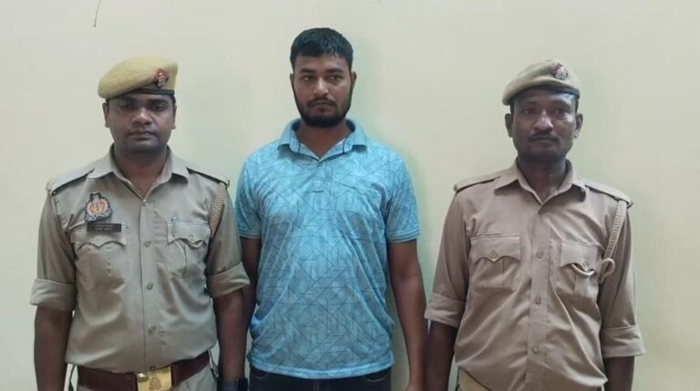 पुलिस ने वारंटी को किया गिरफ्तार