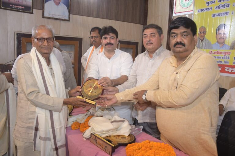 देवरिया में शिक्षक-कर्मचारी सम्मान समारोह आयोजित, जनप्रतिनिधियों और पेंशनर्स का हुआ सम्मान