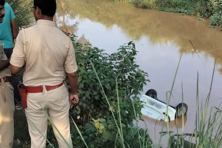 स्टेयरिंग फेल होने से कार सोन नहर में गिरी, तीन छात्र बाल-बाल बचे