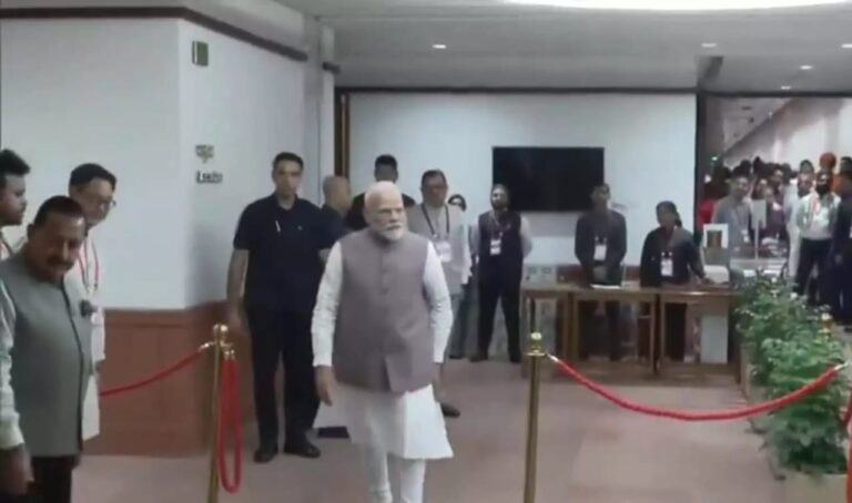 प्रधानमंत्री मोदी ने डाला पहला वोट, संसद भवन में मतदान जारी