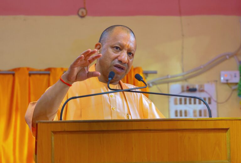 मुख्यमंत्री योगी आदित्यनाथ ने श्रीमद्भागवत कथा महापुराण यज्ञ का समापन किया