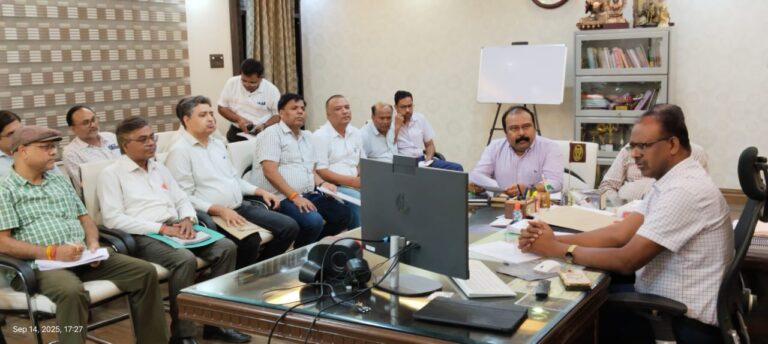 स्वस्थ नारी ,सशक्त परिवार अभियान के संदर्भ में डीएम की समीक्षा बैठक