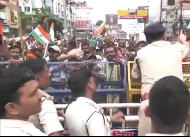 चौकीदार-दफादारों का प्रदर्शन ,आश्रितों की अनुकंपा नियुक्ति की मांग को लेकर सड़क पर उतरे कर्मचारी
