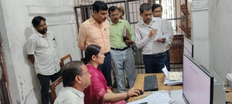 जिलाधिकारी ने किया राजस्व अभिलेखागार का औचक निरीक्षण