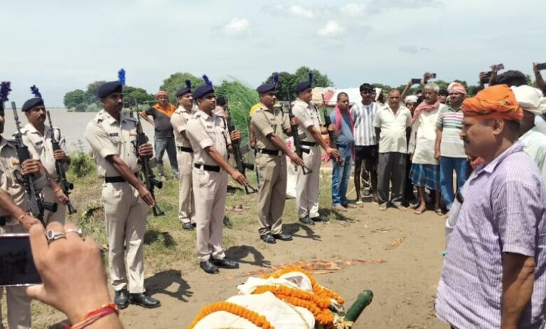 सीआरपीएफ जवान जवाहर लाल गुप्ता का हुआ अंतिम संस्कार, गार्ड ऑफ ऑनर देकर दी गई अंतिम सलामी