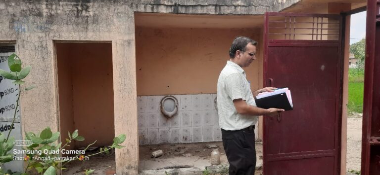 काजीपुर में बंद सामुदायिक शौचालय का औचक निरीक्षण, ग्रामीणों में आक्रोश