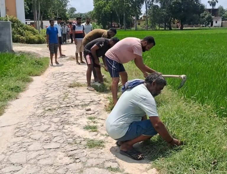 “रोड नहीं तो वोट नहीं” – ग्रामीणों ने चंदा और श्रमदान से बनाई अपनी सड़क