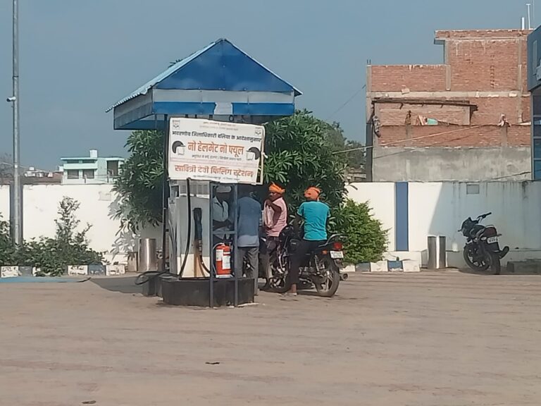 सिकंदरपुर में बेअसर रहा “नो हेलमेट–नो फ्यूल” अभियान, प्रशासन की सख्ती नदारद