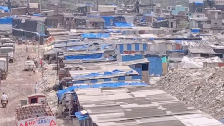 सरकारी भूखंड पर अवैध अतिक्रमण