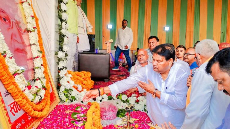स्व० हरिकेवल प्रसाद की 13वीं पुण्यतिथि पर उमड़ा जनसैलाब