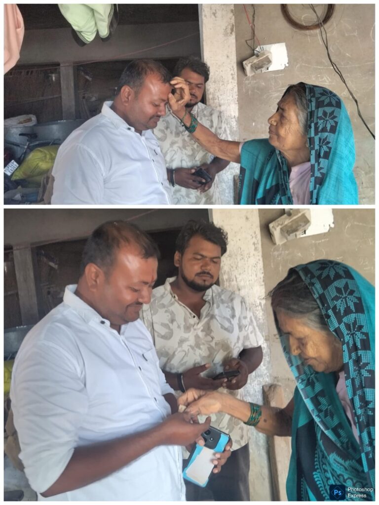यशस्वी भवः आशीर्वाद के साथ सहयोग राशि देने को तैयार महिलाएं