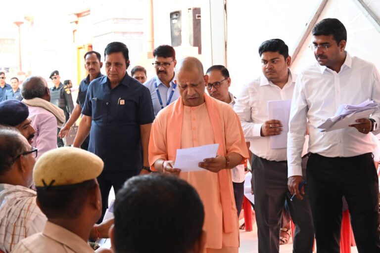 सीएम ने जनता दर्शन में फरियादियो की सुनी समस्याए