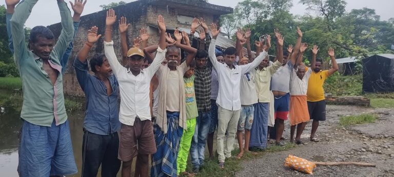 जनुका से फत्तेपुर जाने वाला मार्ग गड्ढो में दबदील ग्रामीणों का आक्रोश