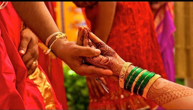 “जहाँ शहनाई बजनी थी, वहाँ सन्नाटा पसरा – बेटी की मौत के बाद तेरहवीं के लिए बेचने पड़े शादी के बर्तन”