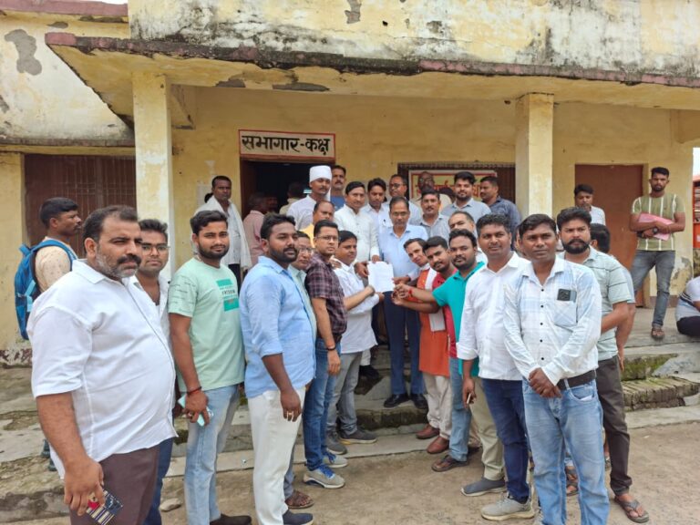 बिजली समस्या को लेकर सभासदों ने सौंपा ज्ञापन, समाधान न होने पर आंदोलन की चेतावनी