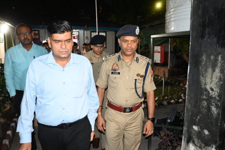 भारत- नेपाल सीमा पर अलर्ट, मंडलायुक्त व डीआईजी रेंज गोरखपुर ने लिया हालत का जायजा
