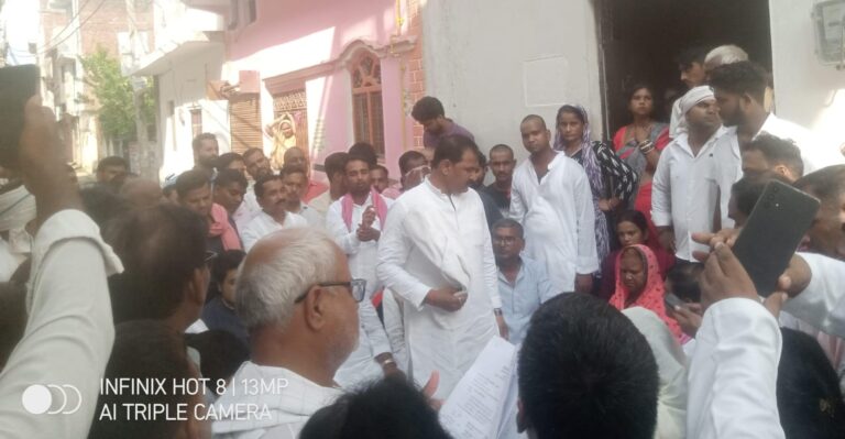 सपा प्रतिनिधि मंडल ने पीड़ित परिवार से की मुलाकात, गिरफ्तारी न होने पर आंदोलन की चेतावनी