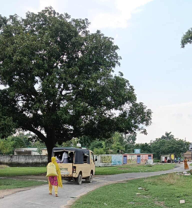 जर्जर वाहनों से बच्चों की जिंदगी के साथ खिलवाड़, कभी भी हो सकती है बड़ी घटना