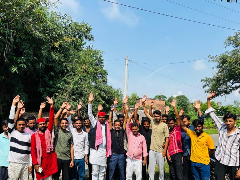 बरहज-सोनूघाट मार्ग निर्माण हेतु तीसरे दिन करमटार में प्रदर्शन